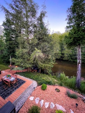 Firefly Lodge! Boardman River! Hot Tub! Woodstove!